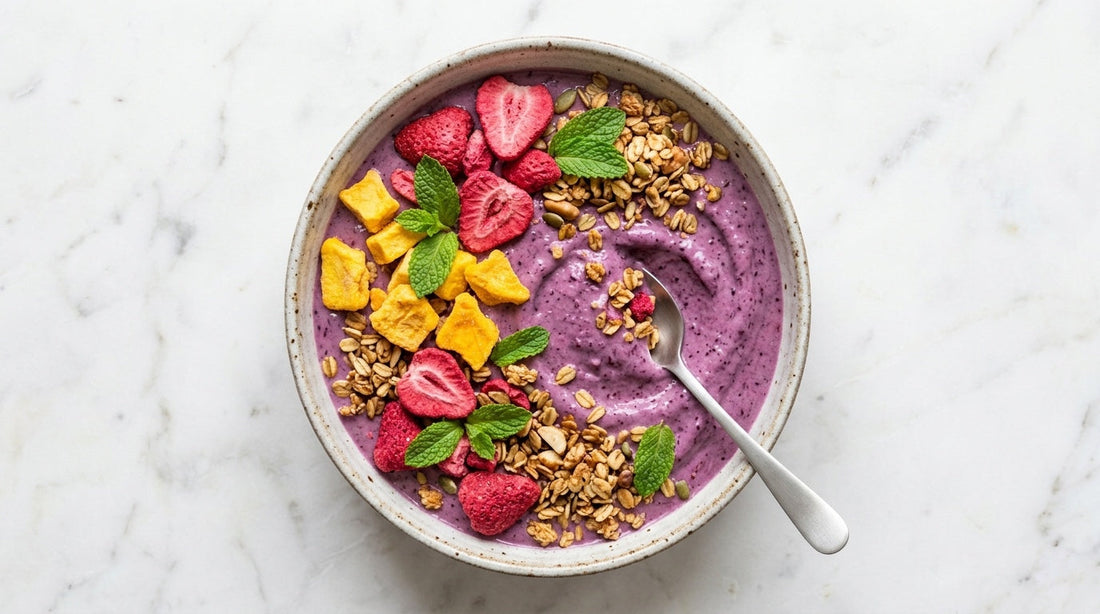 Smoothiebowl med frystorkad frukt - 3 enkla recept