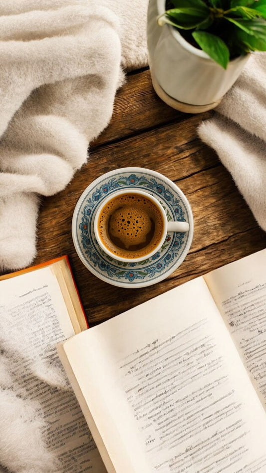 Bild på en kaffe kopp med en öppen bok