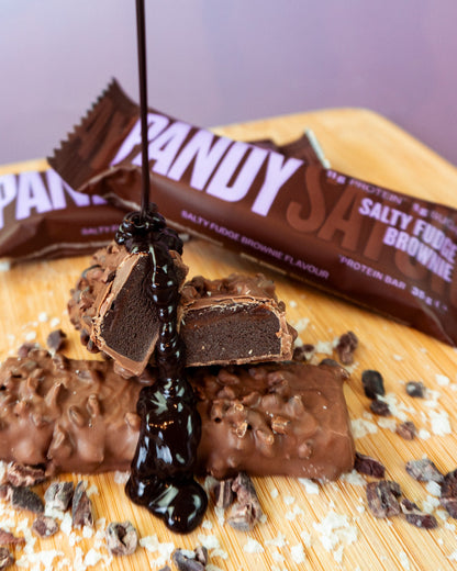 Pändy Salty Fudge Brownie proteinbar i genomskärning