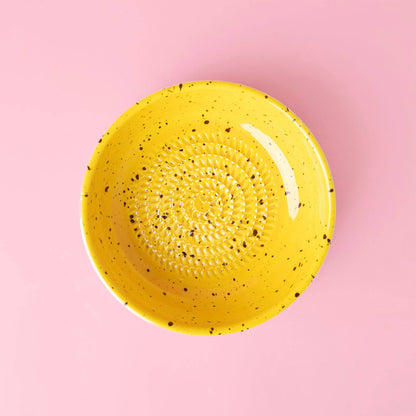 Alfar Tierra Cocida – ceramic garlic grating dish, medium yellow and white (Canela) | Cofá